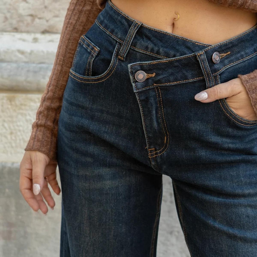 Jeans con Chiusura Asimmetrica